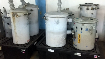 Transformadores eléctricos colocados sobre tarimas de contención de derrames.